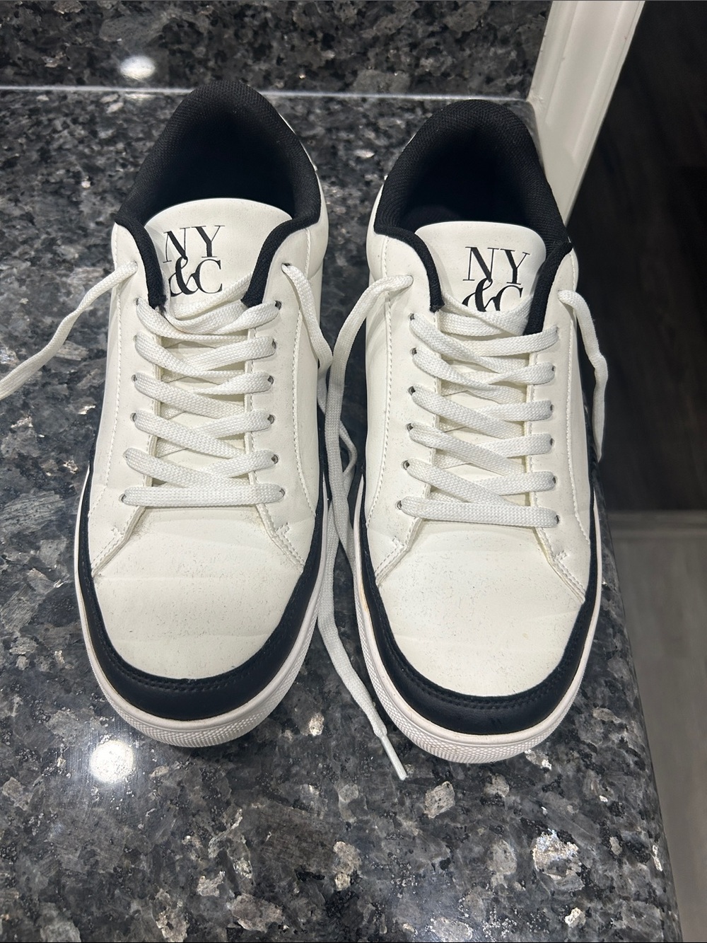 New York & Company White and Black Men’s Low-Top Sneakers